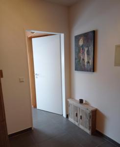 溫特貝格的住宿－Ferienwohnung Pistenblick in Winterberg，一间设有门的房间,墙上挂着一幅画