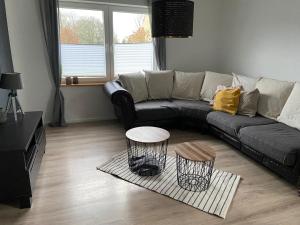 sala de estar con sofá y 2 mesas en Moderne Ferienwohnung im skandinavischen Stil KK en Heide