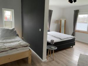 Un dormitorio con una cama y una mesa. en Moderne Ferienwohnung im skandinavischen Stil KK en Heide