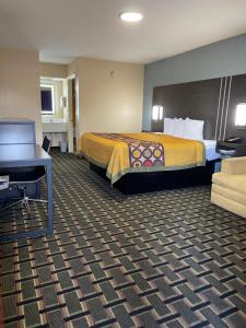 Pokój hotelowy z łóżkiem i biurkiem w obiekcie New Hampshire Inn West Memphis w mieście West Memphis