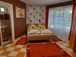 Posteľ alebo postele v izbe v ubytovaní Gyöngyvirág Apartment