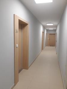 um corredor de um edifício de escritórios com um corredor em Apartamenty Platinex 5 na Cracóvia