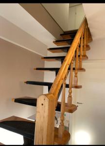 eine Holztreppe mit schwarzen Laufflächen in einem Haus in der Unterkunft Ferienwohnung im Zanderhaus in Sabel