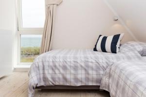 Schlafzimmer mit einem Bett und einem Fenster in der Unterkunft Beach 1 in Rettin