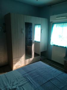 a bedroom with a bed and a window at Chez Fanny Chambres d'hôtes in Fos-sur-Mer