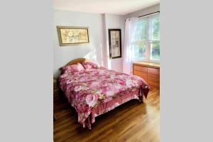 Un ou plusieurs lits dans un hébergement de l'établissement Waterfront 3-bedroom cottage with great view