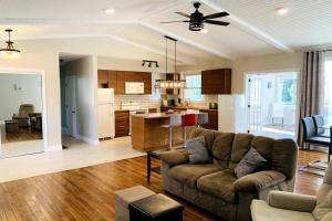 Cuisine ou kitchenette dans l'établissement Waterfront 3-bedroom cottage with great view 16 autres photos