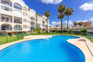 een zwembad voor een gebouw bij Carihuela Front Beach in Torremolinos