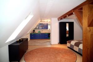 Zimmer im Dachgeschoss mit einem Bett und einer Küche in der Unterkunft FeWo KLAUS - nahe Sachsenring - auch Monteure willkommen in Oberlungwitz