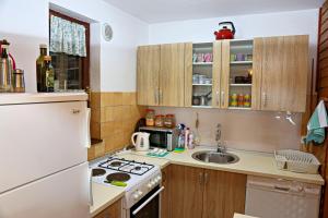 Kuchyň nebo kuchyňský kout v ubytování Merak Holiday Home
