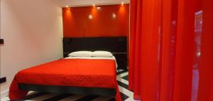 1 dormitorio con cortinas rojas y 1 cama roja en The White Lodge, en Sorrento