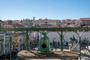 zieloną wazę na balkonie w obiekcie Lisbon Heart Apartments - Blue Apartment by LovelyStay w Lizbonie