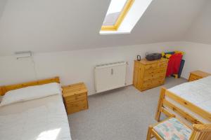 um quarto com 2 camas e um radiador e uma janela em Strandlust - Whg 14 em Zingst