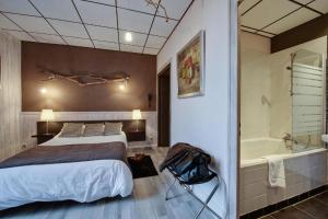 Un pat sau paturi într-o cameră la Hôtel Restaurant Villa Riva