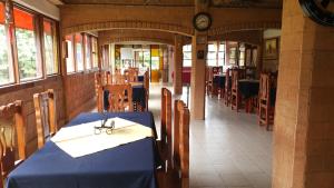 ein Esszimmer mit einem blauen Tisch und Stühlen in der Unterkunft Rio Estigia INN in Tlalpujahua
