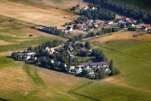 une vue aérienne sur un petit village dans un champ dans l'établissement Ferienhaus Teuber, à Trassenheide