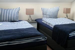 ハイリゲンハーフェンにあるOstsee - Appartement Nr 97 "Albatros" im Strand Resortのベッド2台が隣同士に設置された部屋です。