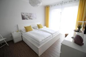 オストゼーバート・ディアーハーゲンにあるDock 31の白いベッドルーム(ベッド1台、窓付)