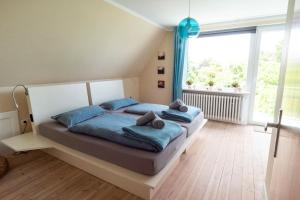 Кровать или кровати в номере Dein Ferienhaus Strandstrasse