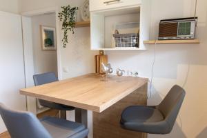 eine Küche mit einem Holztisch und 2 Stühlen in der Unterkunft Knipper RE24 in Sögel