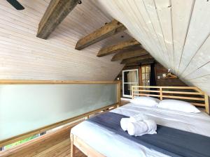 a bedroom with a bed with towels on it at Aux 4 vents - Auberg'Inn in Carleton-sur-Mer