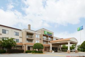 ティフトンにあるHoliday Inn Express Tifton by IHGのガソリンスタンド付ホテル