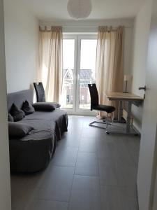Schlafzimmer mit einem Bett, einem Tisch und einem Schreibtisch in der Unterkunft Apartment by Janzen O in Rheine
