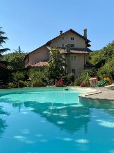 basen z domem w tle w obiekcie Hotel Parco Erosa w mieście Abbadia San Salvatore