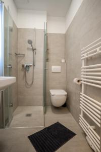 Studio 12 "Fischschwarm" tesisinde bir banyo