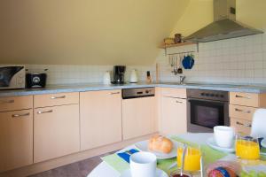 Η κουζίνα ή μικρή κουζίνα στο Ostseebrise Reetdach 1