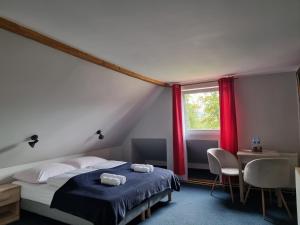 Una cama o camas en una habitación de SCOTS pokoje gościnne