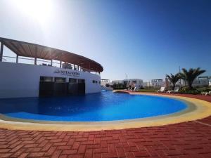 una gran piscina frente a un edificio en Apartamento con vista a Islas Ballestas, en Paracas