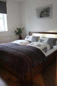 Ένα ή περισσότερα κρεβάτια σε δωμάτιο στο Ferienwohnung "Zum Schloßkeller"