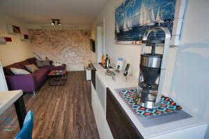 eine Küche mit einer Kaffeemaschine auf der Theke in der Unterkunft Mare Apartments in Cuxhaven