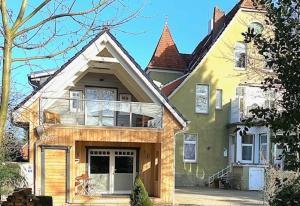 a house with a porch and a roof at Käpt`n Suite in Papenburg