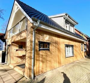 una casa con techo solar encima en Käpt`n Suite, en Papenburg