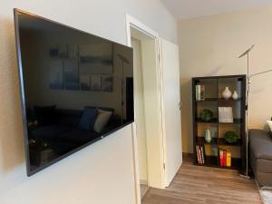 einen großen Flachbild-TV an der Wand eines Wohnzimmers in der Unterkunft Ferienwohnung Kutscher in Bad Ems