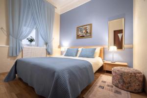 1 dormitorio con 1 cama, 1 silla y 1 ventana en Classic Apartments in Old Town, en Tallin