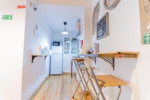 een keuken met een aanrecht en een koelkast bij Douro View House Ribeira in Porto