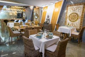 a restaurant with tables and chairs in a room at KH Hotel Boutique in Santa Marta