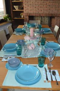 une table avec des assiettes bleues et une bougie sur celle-ci dans l'établissement Naturparadies & Abenteuer schwäbische Alb, à Großbettlingen