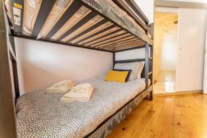 een slaapkamer met een stapelbed en handdoeken bij Douro View House Ribeira in Porto