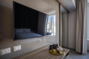 TV a/nebo společenská místnost v ubytování L'élégant BOUTIQUE ROOMS NAPLES
