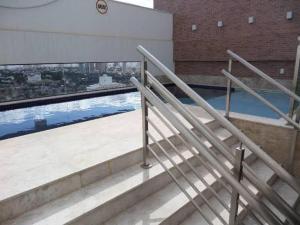 um corrimão metálico no topo de um edifício em Flat Essenciale Style 1506 em Goiânia