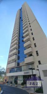 um prédio alto e branco com muitas janelas em Flat Essenciale Style 1506 em Goiânia