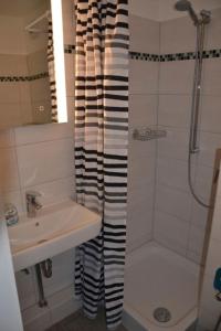 ハイリゲンハーフェンにあるSeesternchenのバスルーム(シャワー、シンク、バスタブ付)
