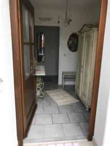 pasillo con puerta y suelo de baldosa en Ferienwohnung Lau, en Steingaden