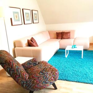 uma sala de estar com um sofá e uma mesa em Haus am Kurpark - Strandmuschel em Grömitz