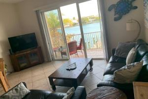 ein Wohnzimmer mit einem Sofa und einem Couchtisch in der Unterkunft Luxury and Spacious Waterside Getaway in Clearwater Beach