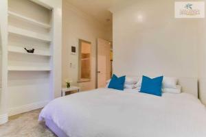 A bed or beds in a room at 200-surf Stars Penthouse